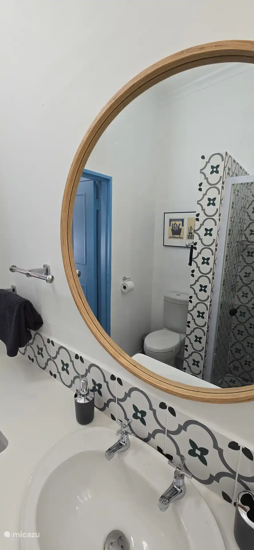 Das Badezimmer verfügt auch über Vorkehrungen für einen Haartrockner oder das Aufladen Ihrer Zahnbürste