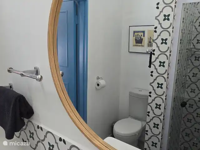 apartamento en Sudáfrica, Cabo Occidental, Somerset Oeste – El apartamento de vacaciones Lodge  El baño también tiene provisiones para un secador de pelo o cargar su cepillo de dientes