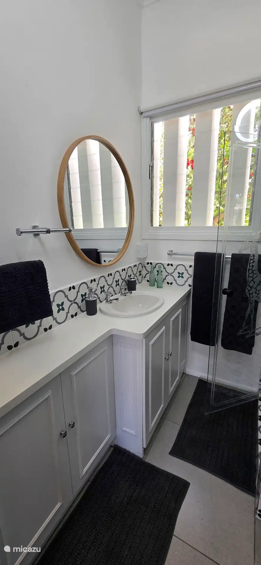 Schönes Badezimmer mit Dusche, WC und Waschbecken mit viel Stauraum