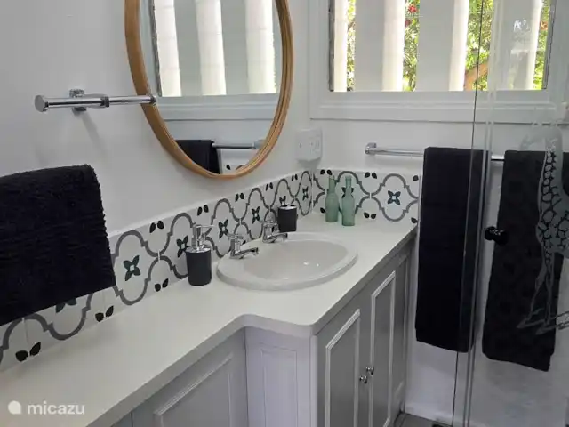 apartamento en Sudáfrica, Cabo Occidental, Somerset Oeste – El apartamento de vacaciones Lodge  Hermoso baño con ducha, inodoro y lavabo con mucho espacio en el armario