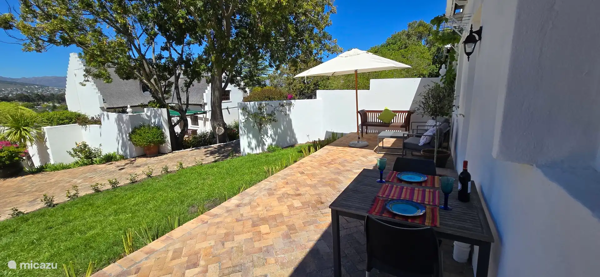 Ein schöner Blick auf die Berge von Ihrer Terrasse aus