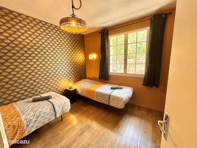 Location de Vacances France, Dordogne, Château-l'Évêque, villa - Hakuna-Matata à 8 min de Périgueux Chambre 2 : rez-de-chaussée avec 2 lits 80x200.