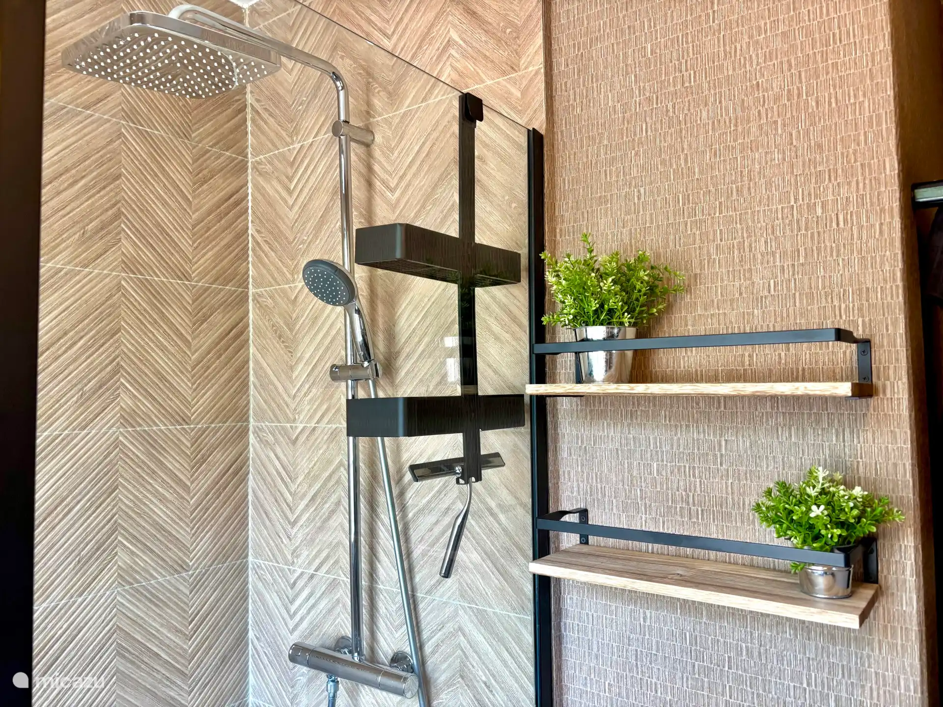 Salle de bain avec grande douche à effet pluie