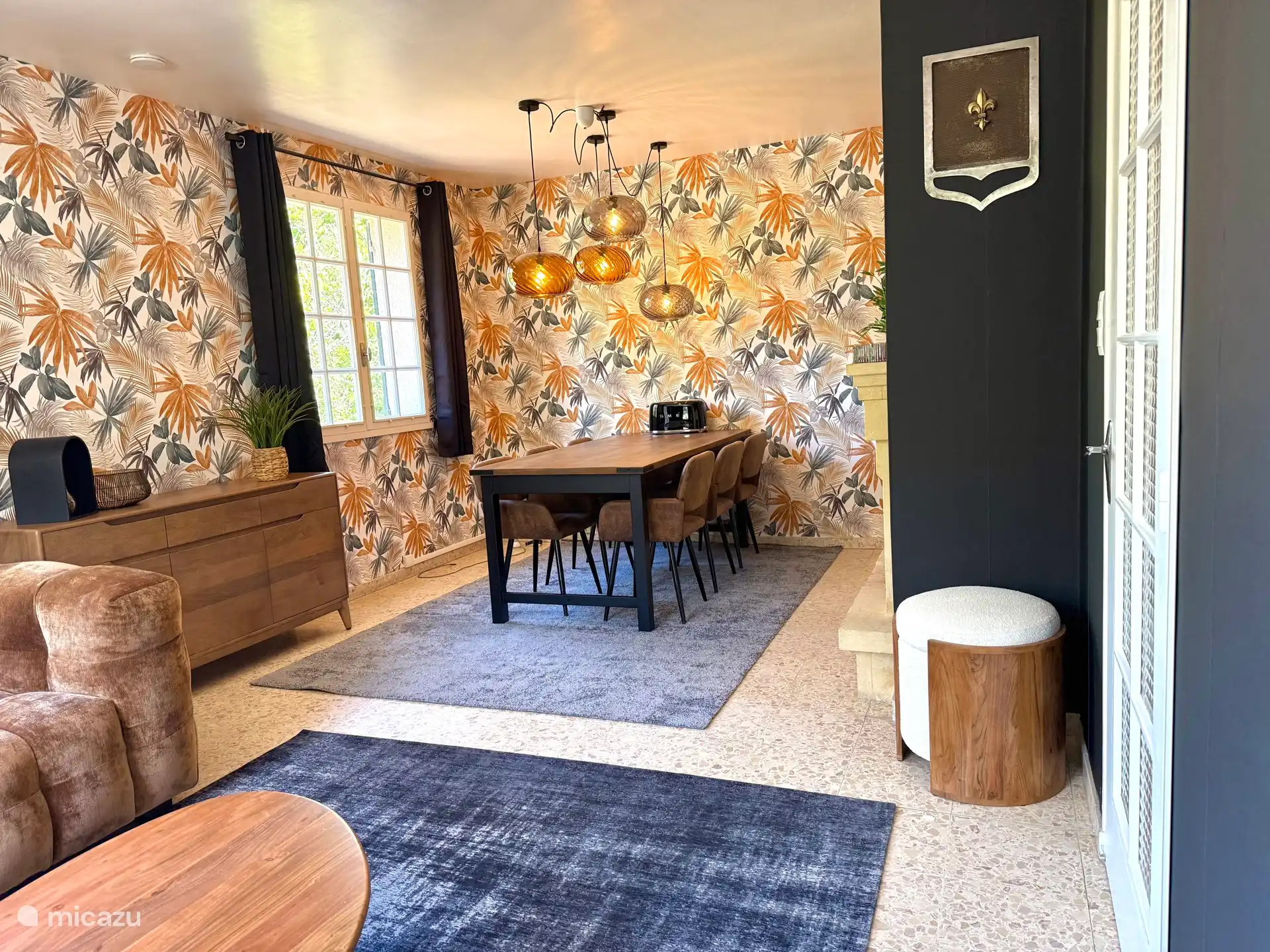 Dîner confortable ensemble. 