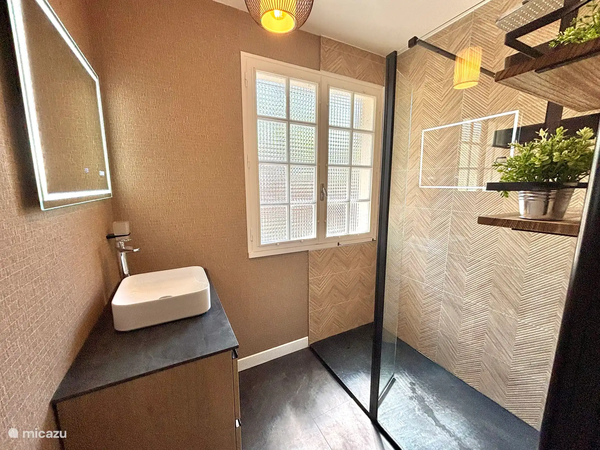 Salle de bain au rez-de-chaussée