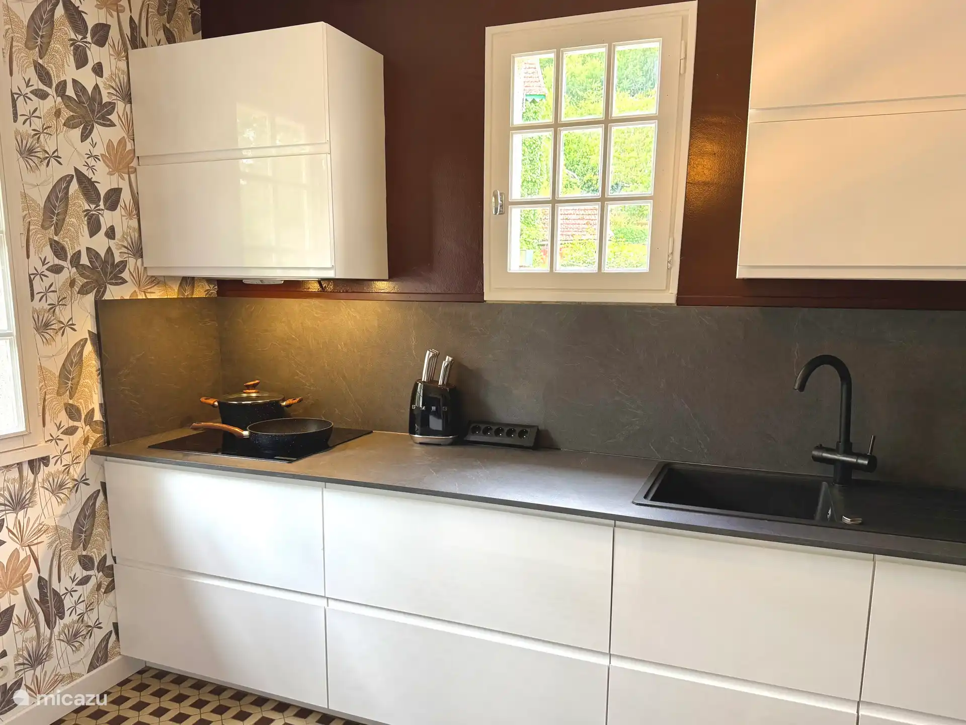 Plaque à induction, robinet d’eau bouillante et beaucoup d’espace de rangement