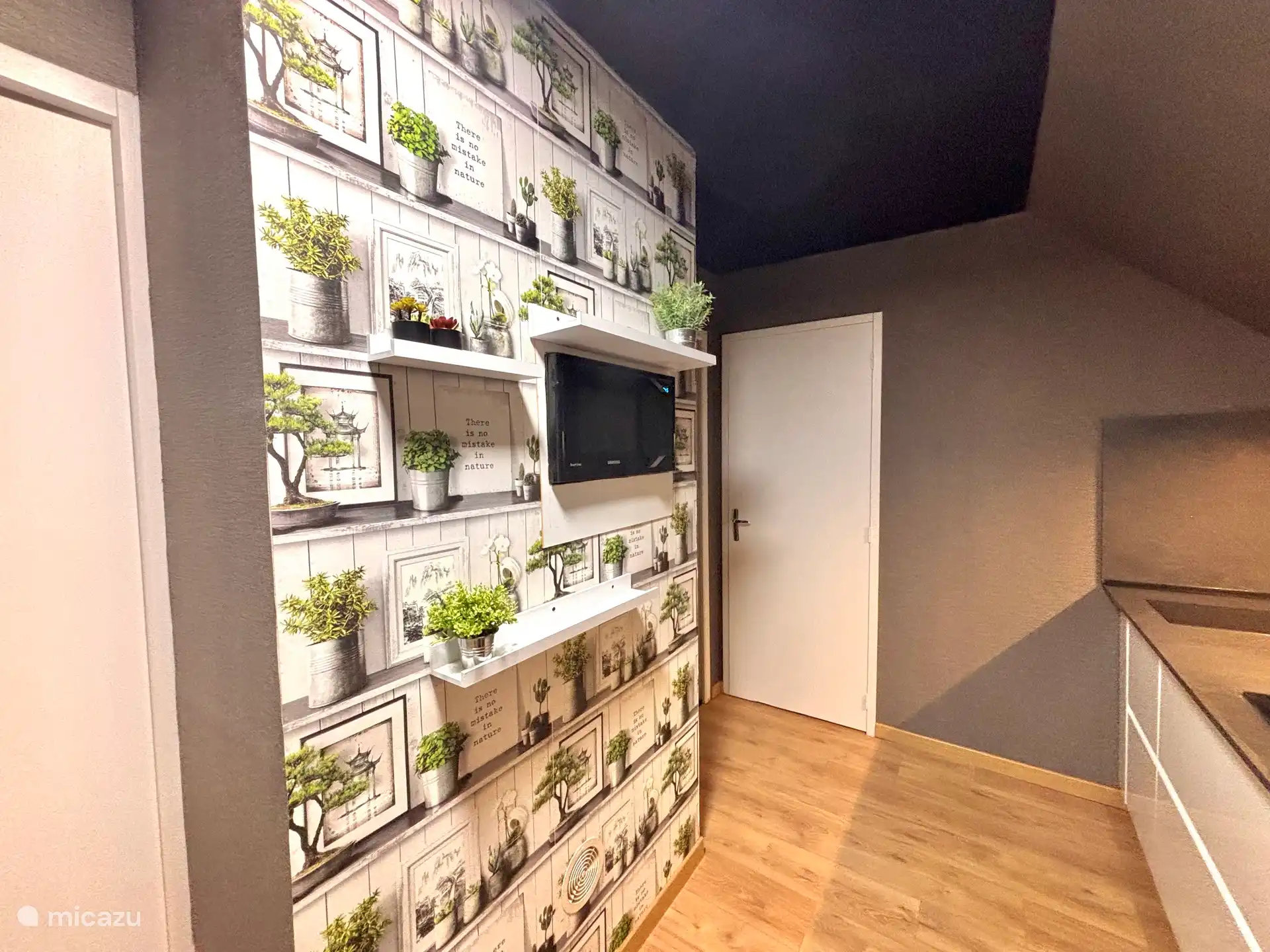 Cuisine au premier étage : est équipée d’un combiné micro-ondes / four, d’un grand réfrigérateur avec compartiment congélateur séparé et d’une plaque à induction.