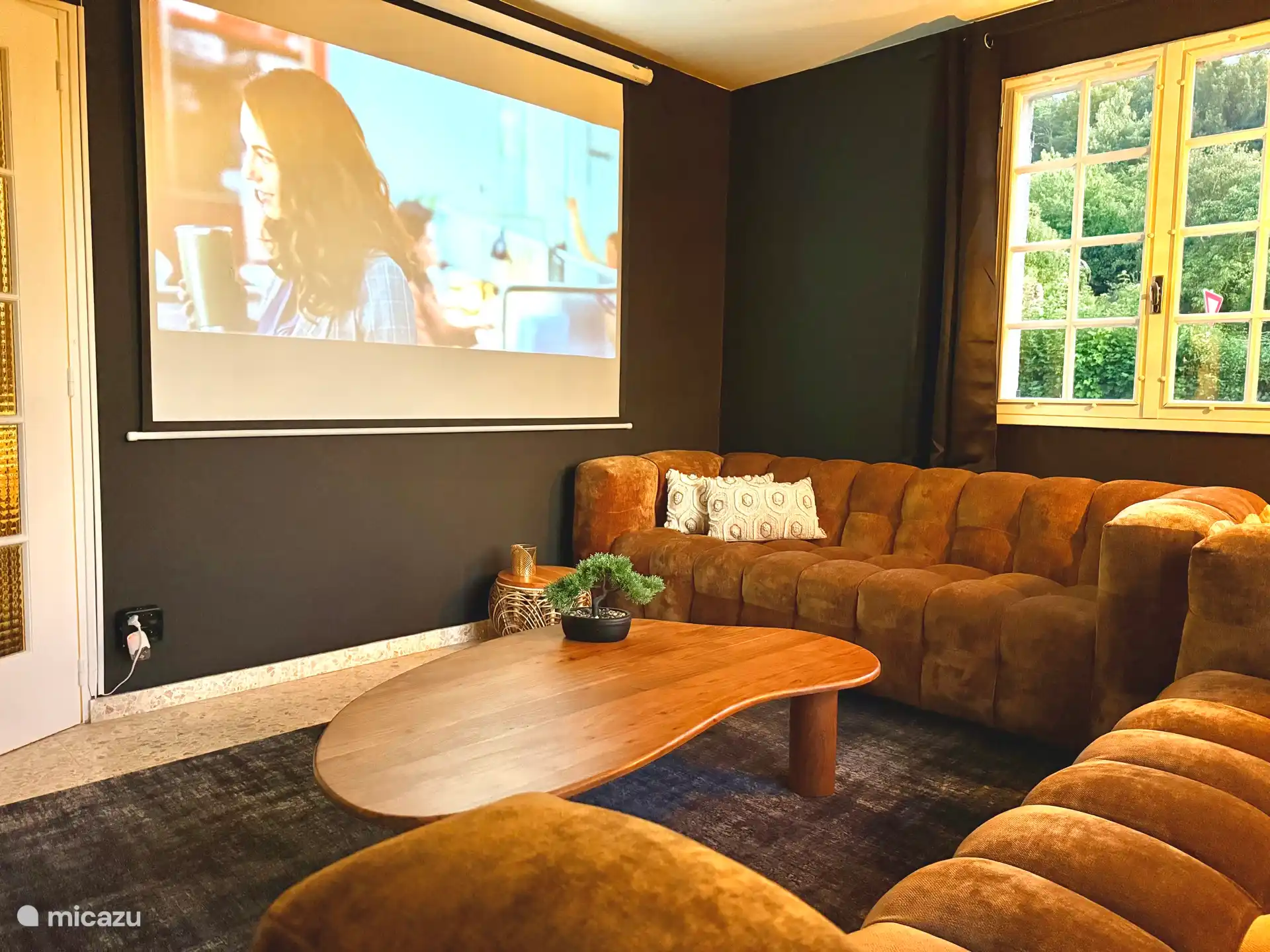 Grand écran de projection pour des soirées cinéma confortables. Choisissez entre NL Ziet, Netflix ou Prime Video. Bien sûr, il y a le Wifi gratuit et une connexion Internet très rapide grâce à la fibre optique.