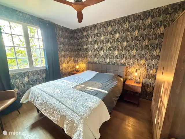 Location de Vacances France, Dordogne, Château-l'Évêque, villa - Hakuna-Matata à 8 min de Périgueux Chambre 1 : La chambre parentale avec lit 160x200, matelas de 30cm d’épaisseur + surmatelas et ventilateur de plafond.