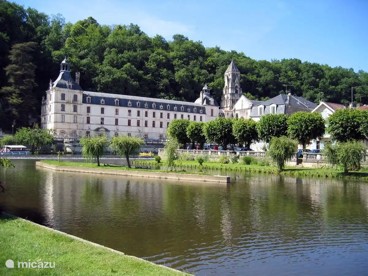 Brantôme est à deux pas, où vous pourrez faire du canoë (réservation conseillée).