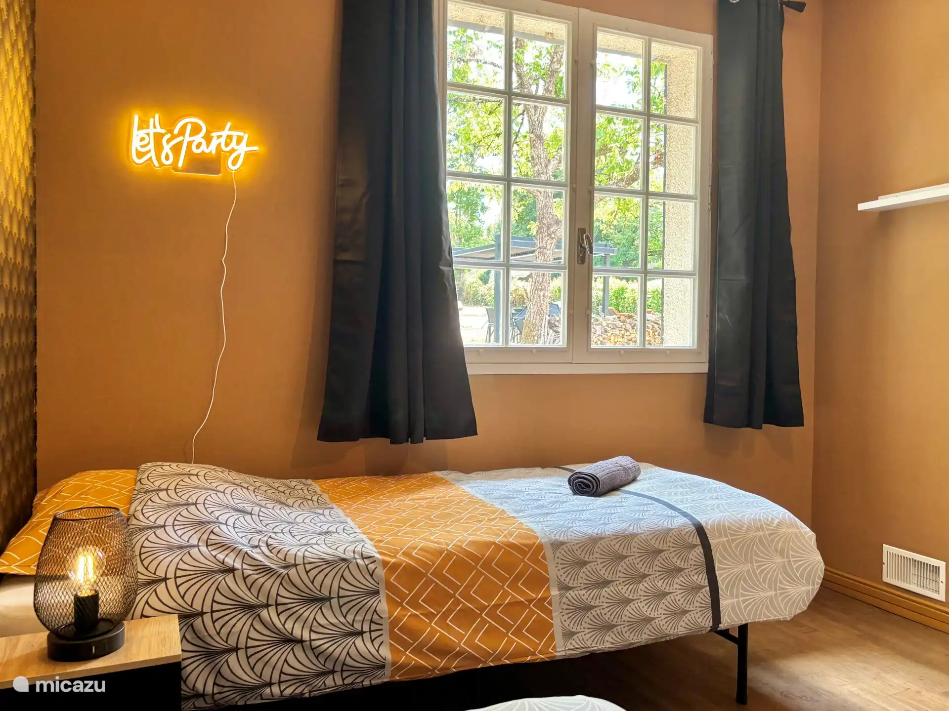 Chambre 2 : réveil avec vue sur le jardin.