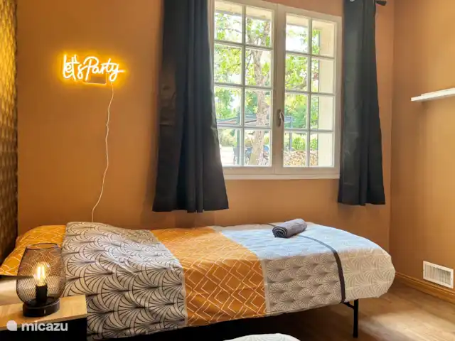 Location de Vacances France, Dordogne, Château-l'Évêque, villa - Hakuna-Matata à 8 min de Périgueux Chambre 2 : réveil avec vue sur le jardin.