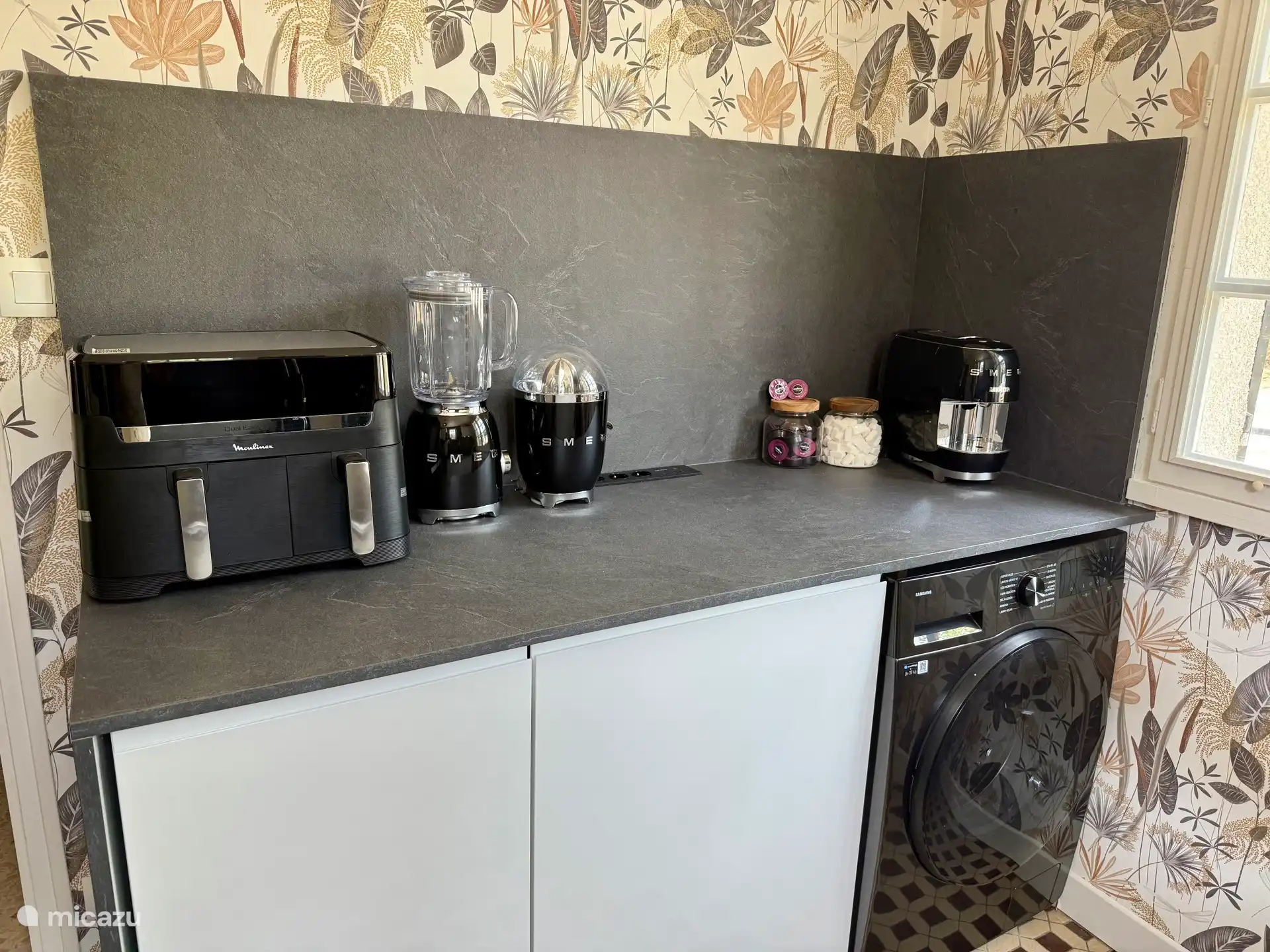 Machine à expresso SMEG lavazza, presse-agrumes, mixeur, friteuse à air double, lave-vaisselle et laveuse/sécheuse