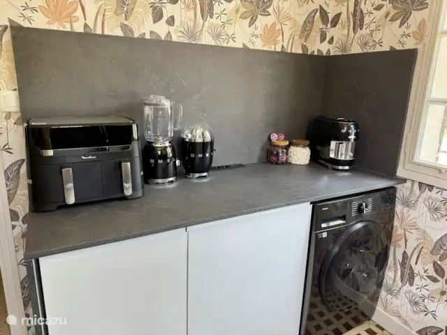 Location de Vacances France, Dordogne, Château-l'Évêque, villa - Hakuna-Matata à 8 min de Périgueux Machine à expresso SMEG lavazza, presse-agrumes, mixeur, friteuse à air double, lave-vaisselle et laveuse/sécheuse