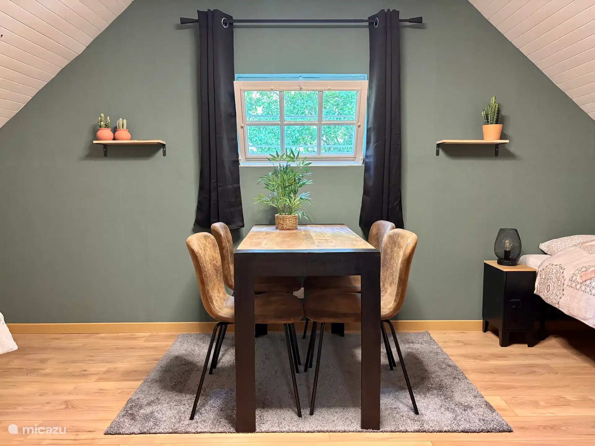 Salle à manger/chambre. Equipé de 2 lits de 80x200 et d’une table à manger/bureau avec 4 chaises.