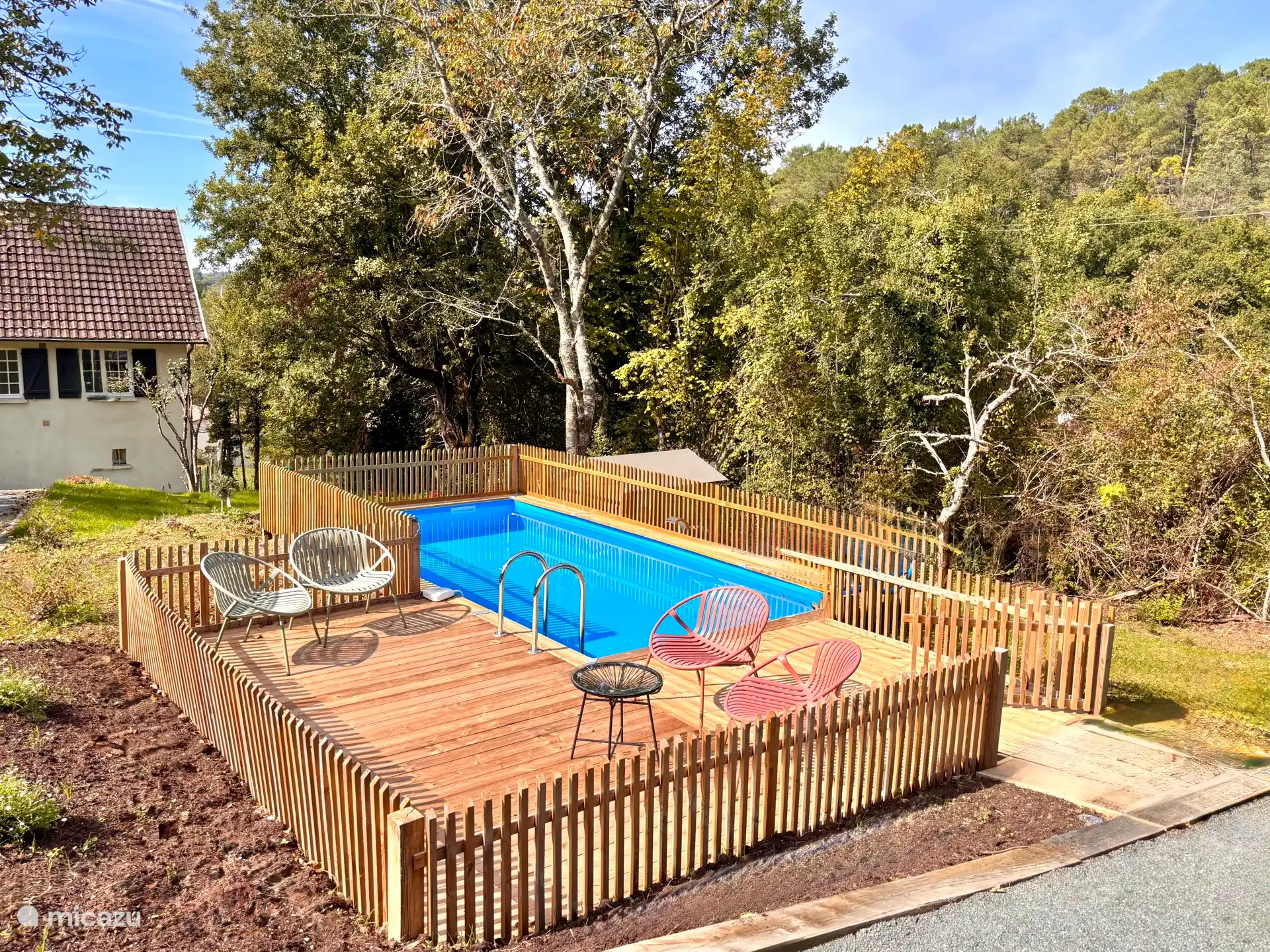 Piscine privée avec terrasse (chauffée en juillet et août)