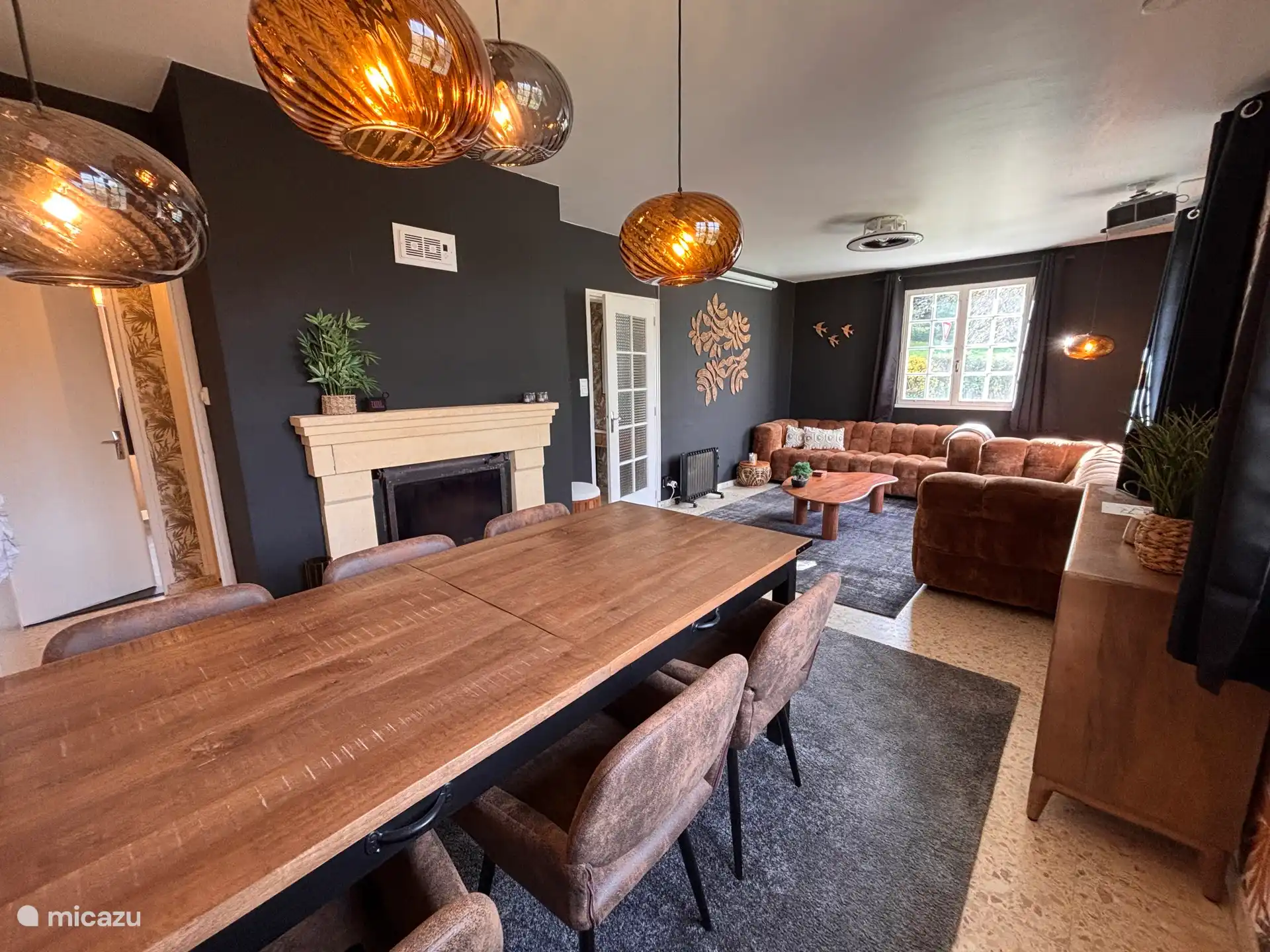 Sfeervolle living en grote eettafel