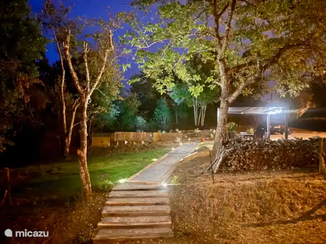Location de Vacances France, Dordogne, Château-l'Évêque, villa - Hakuna-Matata à 8 min de Périgueux Éclairage d’ambiance la nuit.