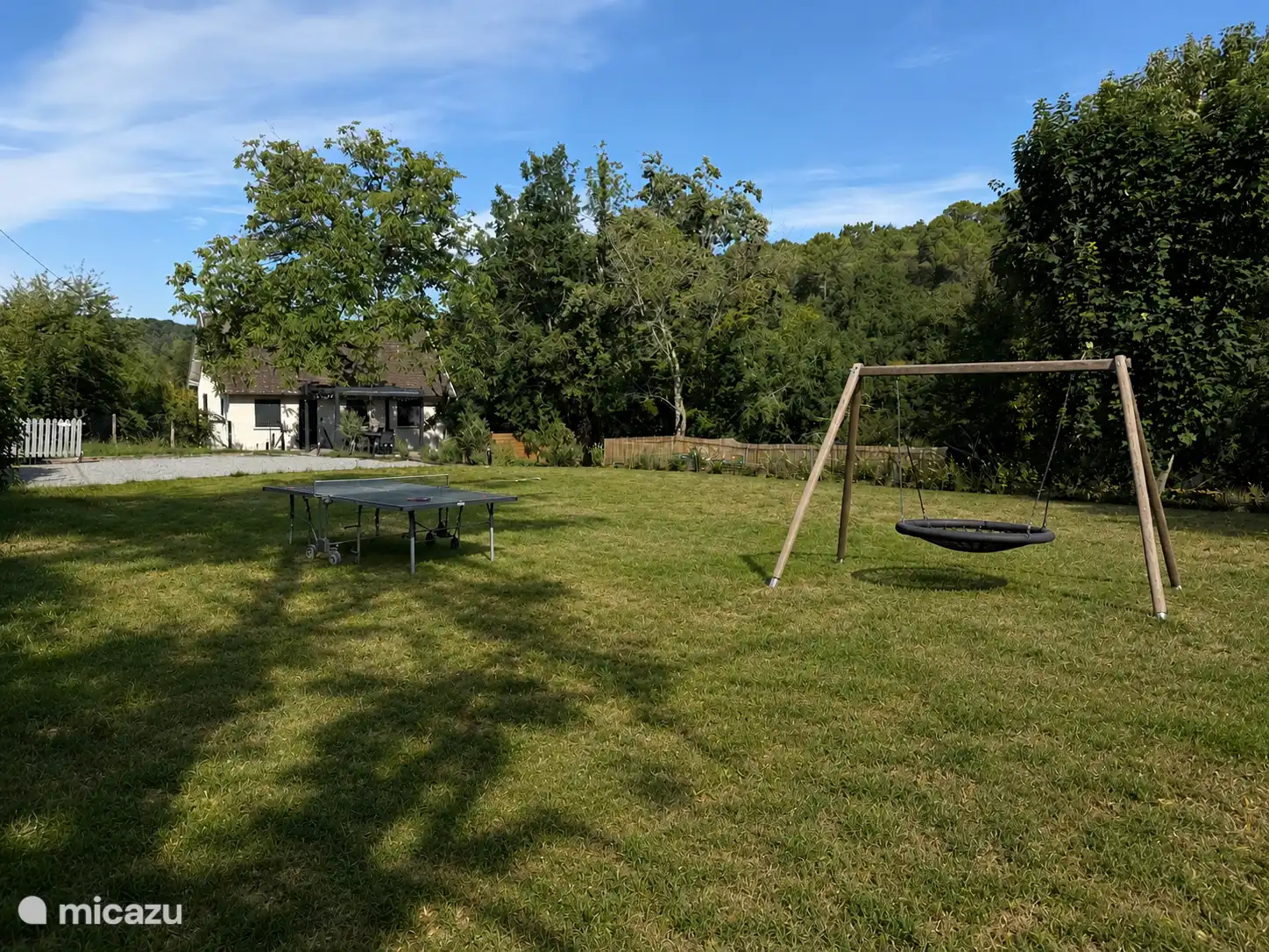 En el jardín (de mayo a septiembre) hay un columpio giratorio y una mesa de ping-pong