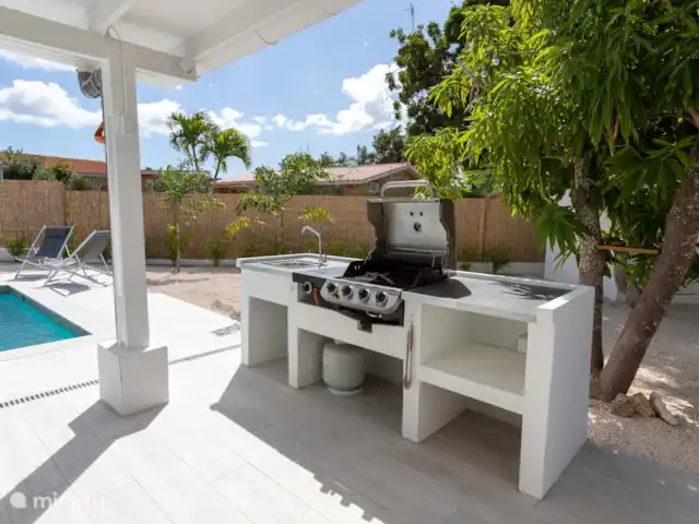Villa Kiki Curaçao en Curazao, Bandabou (oeste), Grote Berg - villa Cocina exterior con barbacoa y encimera de gas