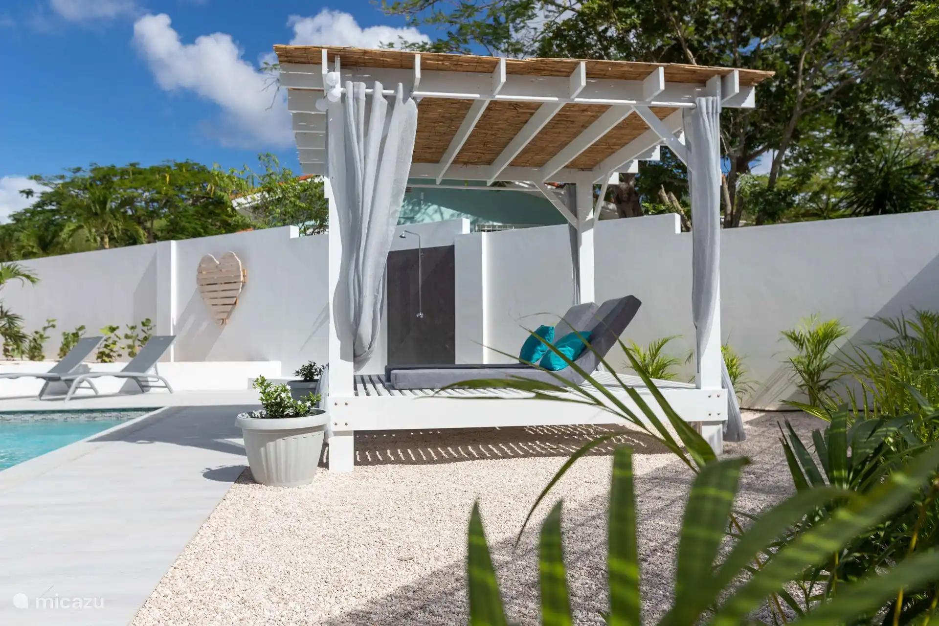 Hemelbed met ligkussens