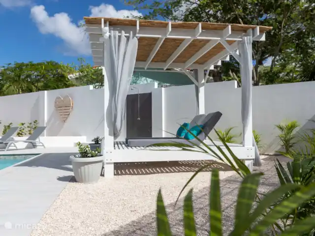 Villa Kiki Curaçao en Curazao, Bandabou (oeste), Grote Berg - villa Cama con dosel con cojines
