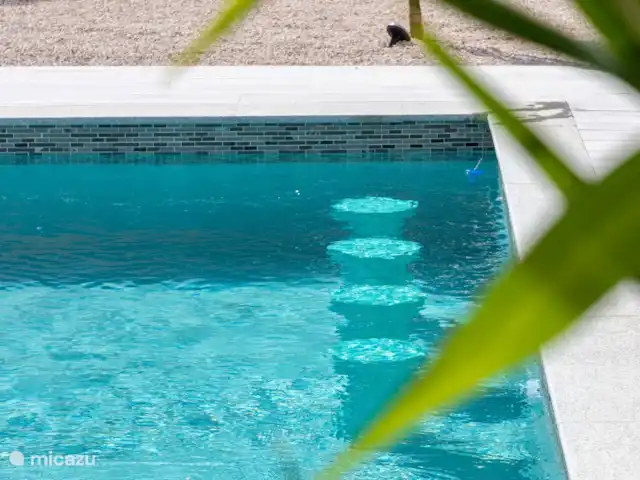 Villa Kiki Curaçao en Curazao, Bandabou (oeste), Grote Berg - villa 4 Preciosos taburetes de bar en la piscina