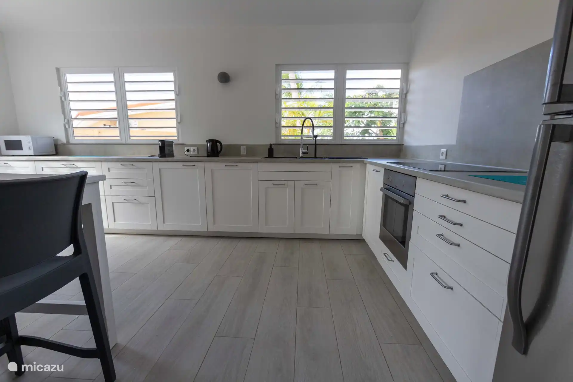 Zeer ruime keuken met alle apparatuur