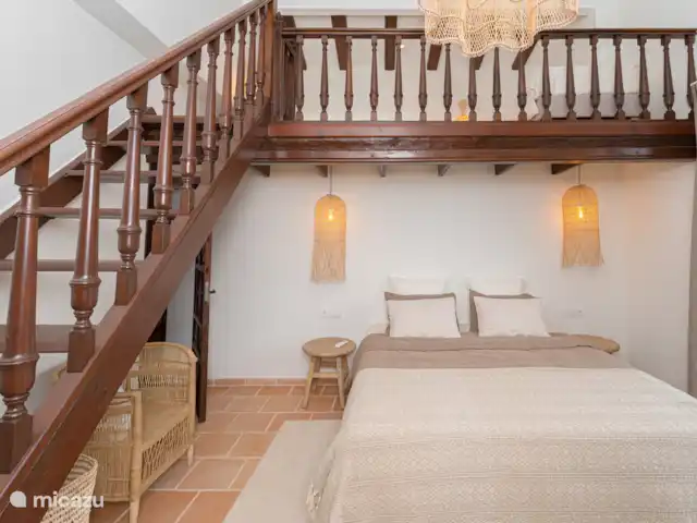 Finca Genciana | Espagne, Costa Blanca, Jávea - villa La chambre 3 dispose d’un lit double (1,80 x 2,10) et de deux lits simples (0,90 x 2,00) situés sur la mezzanine en bois robuste.