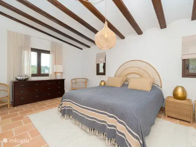 Finca Genciana | Espagne, Costa Blanca, Jávea - villa La première chambre dispose d’un lit double (1,80 x 2,10), d’un balcon et d’une salle de bains privative avec douche, toilettes et double lavabo.