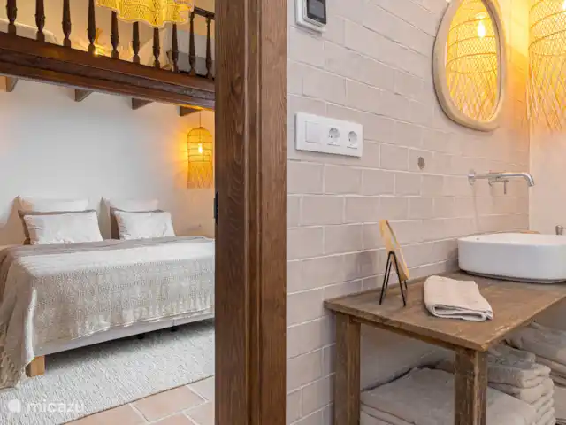 Finca Genciana | Espagne, Costa Blanca, Jávea - villa La chambre 3 dispose d’un lit double (1,80 x 2,10) et de deux lits simples (0,90 x 2,00) situés sur la mezzanine en bois robuste.