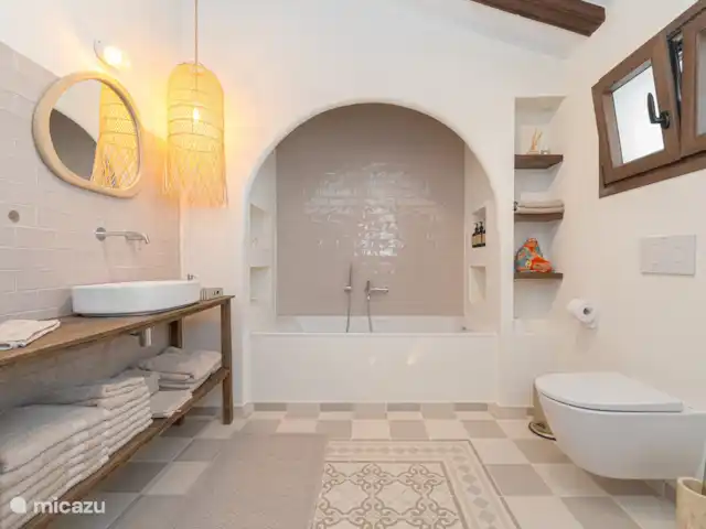 Finca Genciana | Espagne, Costa Blanca, Jávea - villa Cette chambre dispose également de son propre balcon et d’une salle de bains privative avec toilettes, lavabo et baignoire avec douche.