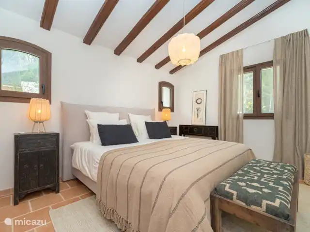 Finca Genciana | Espagne, Costa Blanca, Jávea - villa La troisième chambre dispose d’un lit double (1,80 x 2,00), d’une salle de bain attenante avec douche, toilettes et lavabo.
