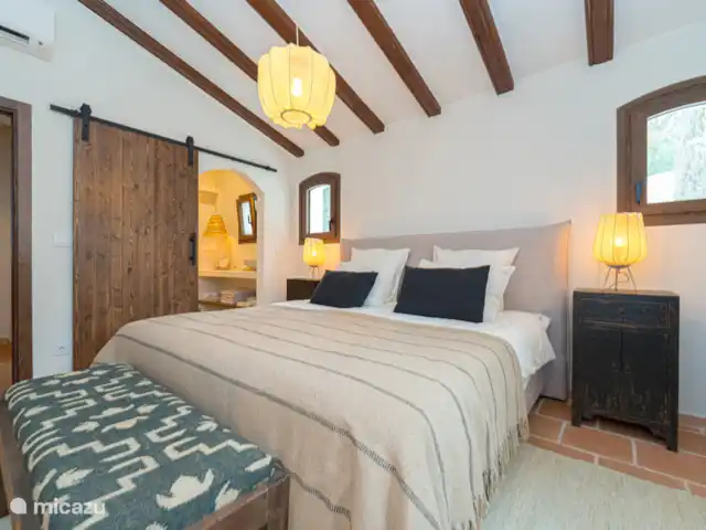 Finca Genciana | Espagne, Costa Blanca, Jávea - villa La troisième chambre dispose d’un lit double (1,80 x 2,00), d’une salle de bain attenante avec douche, toilettes et lavabo.