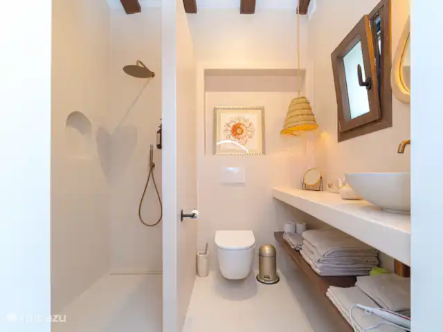 Finca Genciana | Espagne, Costa Blanca, Jávea - villa La troisième chambre dispose d’un lit double (1,80 x 2,00), d’une salle de bain attenante avec douche, toilettes et lavabo.