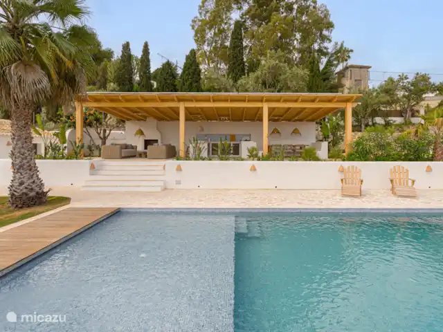 Finca Genciana | Espagne, Costa Blanca, Jávea - villa La piscine privée (5 x 11 m, jusqu’à 2 m de profondeur) est située au centre, entourée de six transats et d’une douche extérieure.