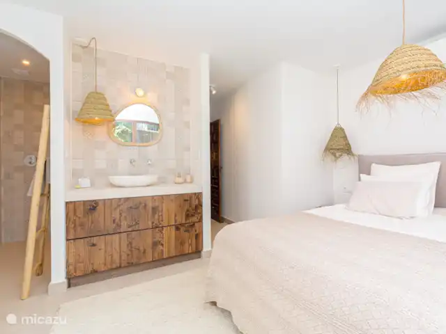 Finca Genciana | Espagne, Costa Blanca, Jávea - villa La première chambre dispose d’un lit double (1,80 x 2,00), d’une salle de bain attenante avec douche, toilettes et lavabo.