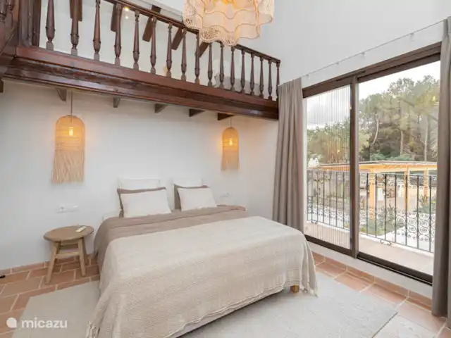 Finca Genciana | Espagne, Costa Blanca, Jávea - villa La chambre 3 dispose d’un lit double (1,80 x 2,10) et de deux lits simples (0,90 x 2,00) situés sur la mezzanine en bois robuste.