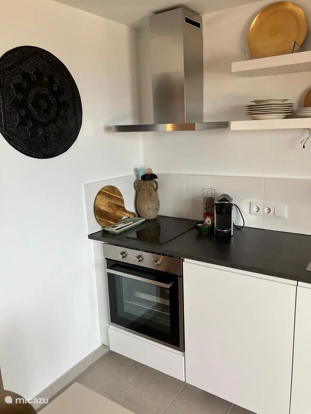 Keuken met kookplaat en afzuigkap