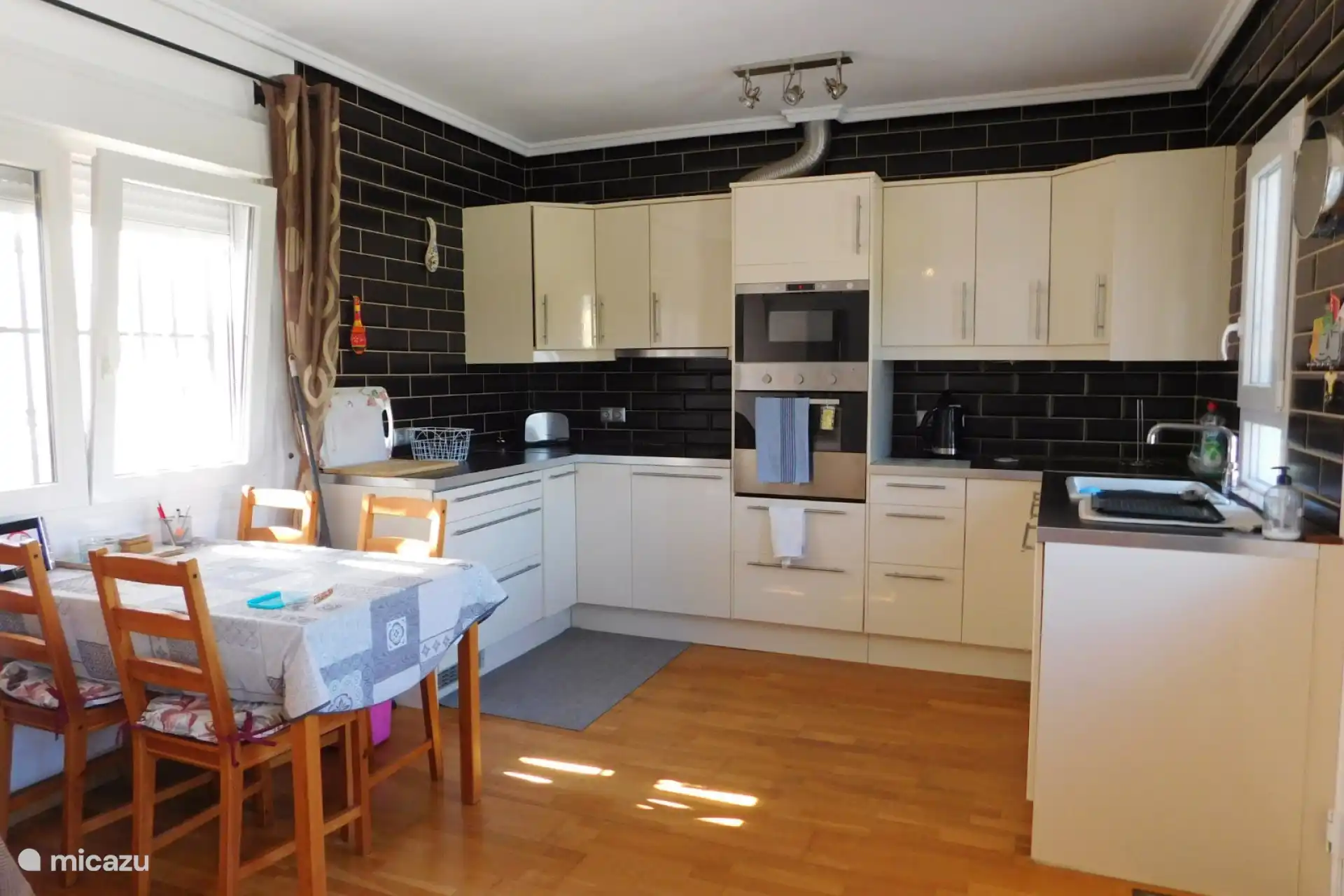 Voll ausgestattete Küche und Essbereich.