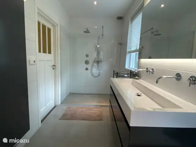 Location de Vacances Pays-Bas, Hollande méridionale, Zoetermeer, villa - Villa de luxe avec aire de jeux dans le centre Salle de bain pour les chambres 1, 2, 3.