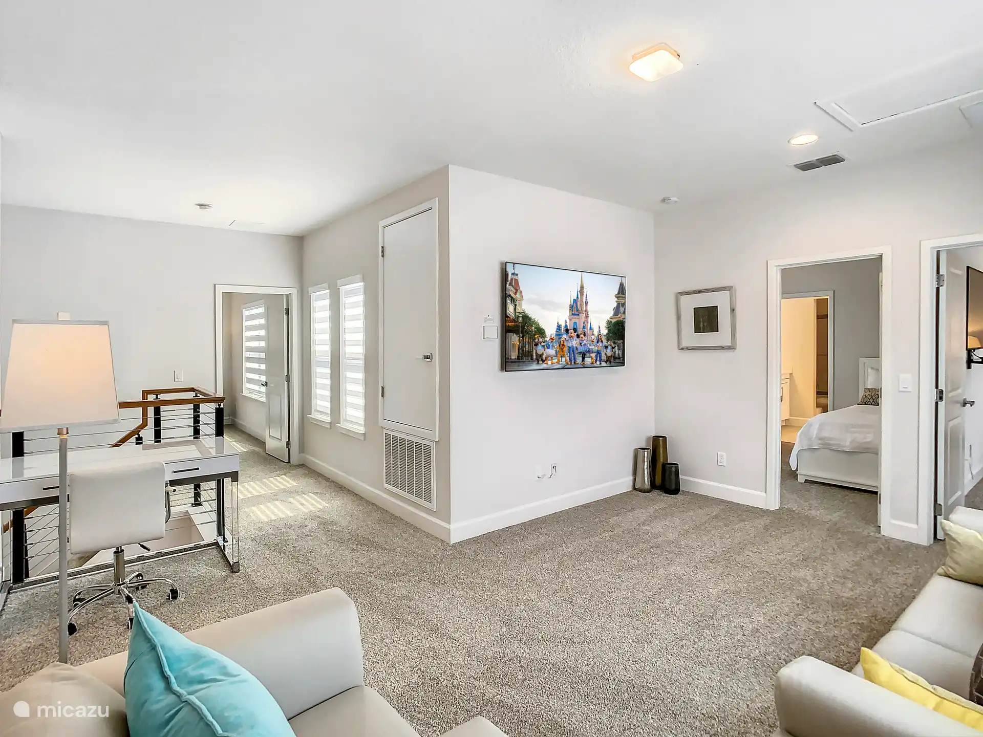 Uptairs Wohnzimmer mit Schreibtisch Tisch