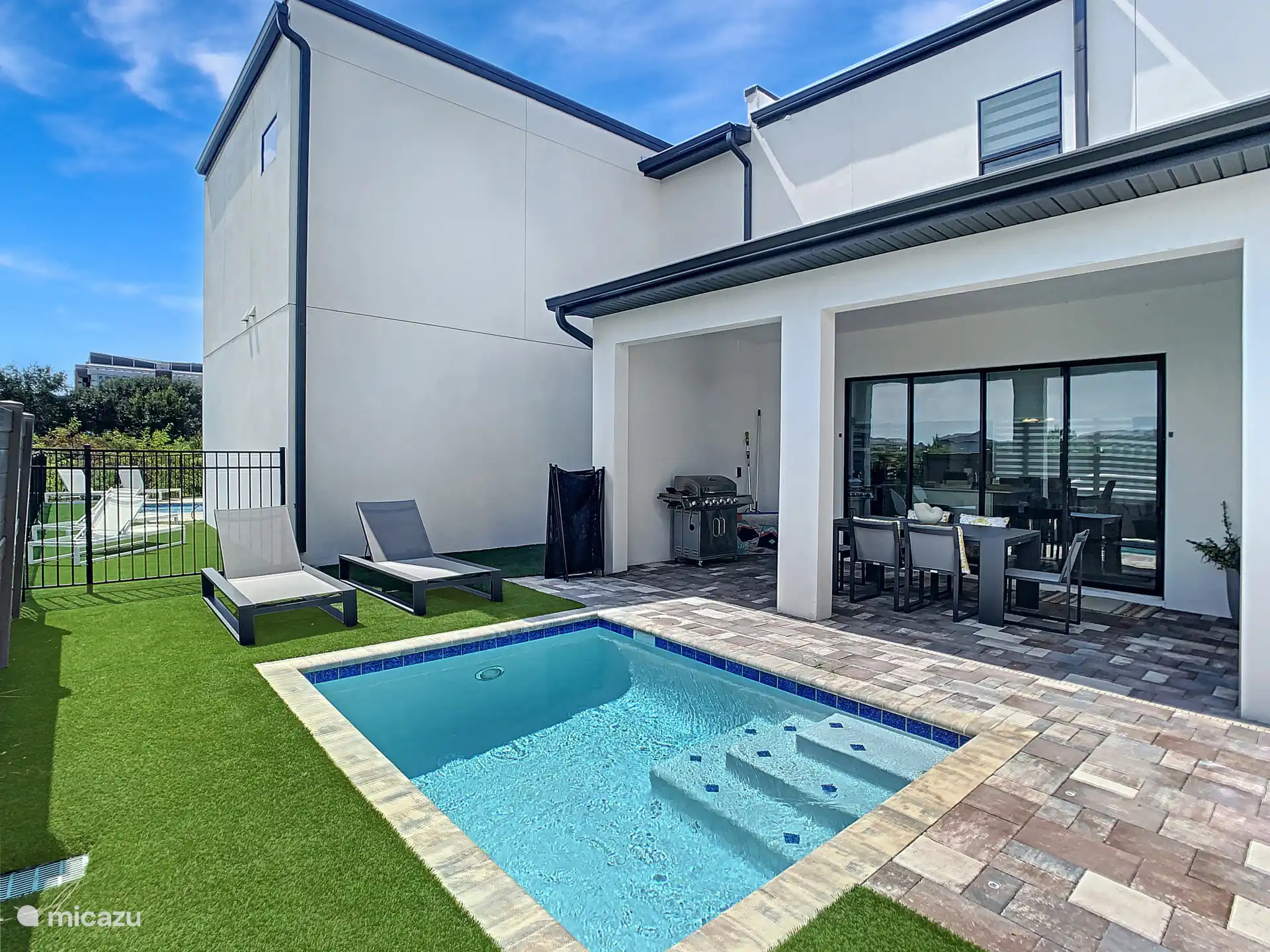 Blick auf den Pool mit Liegestühlen