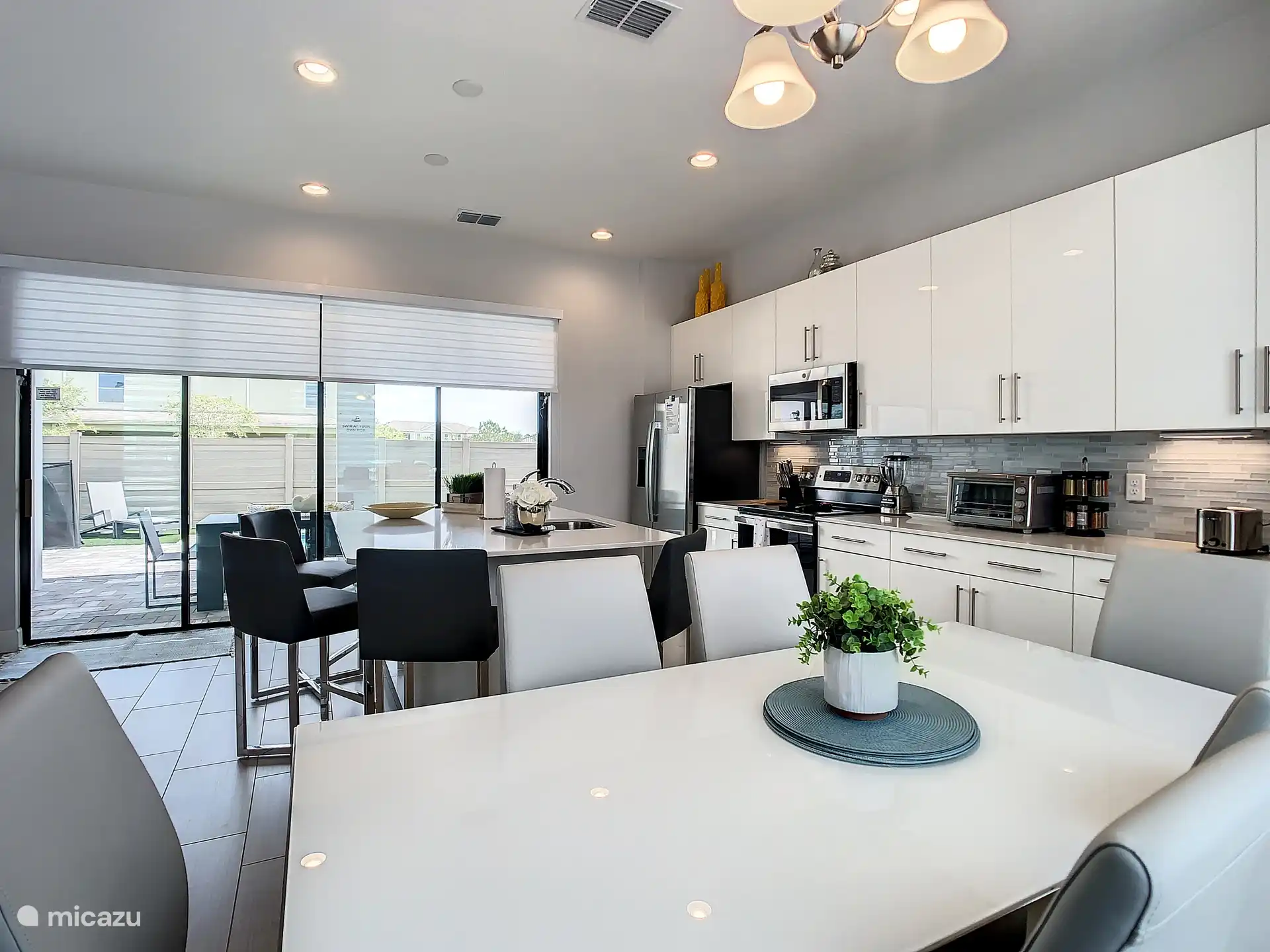 Blick auf den Pool vom Esstisch