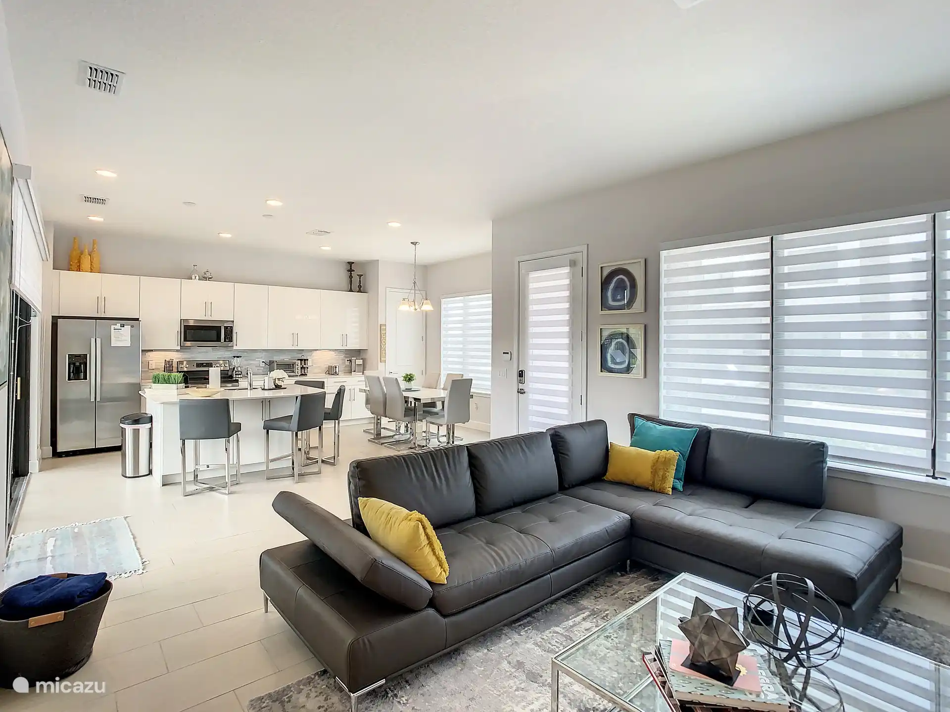 Wohnzimmer, Essbereich und Küche