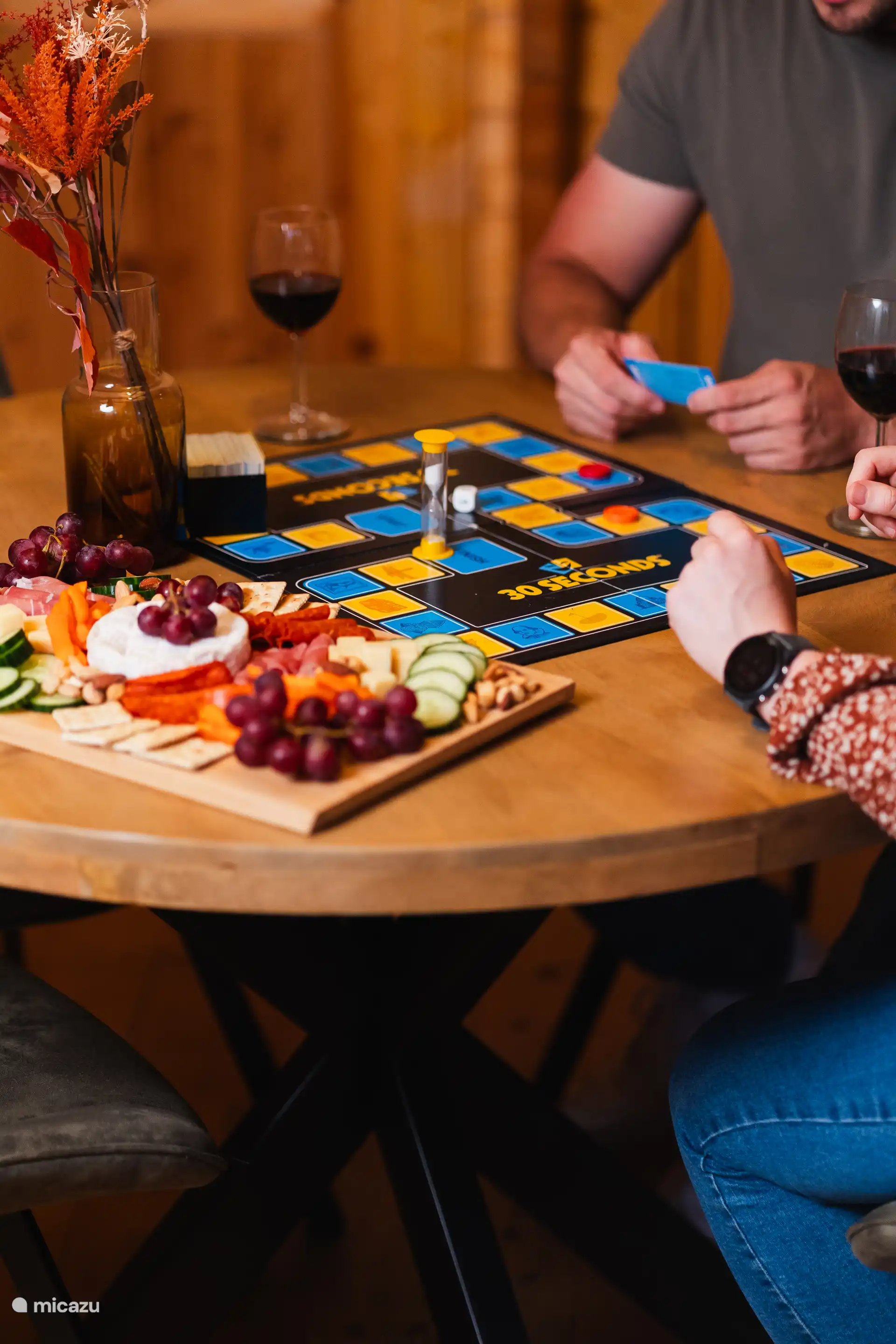 Esstisch
Jausenbrett nicht inbegriffen