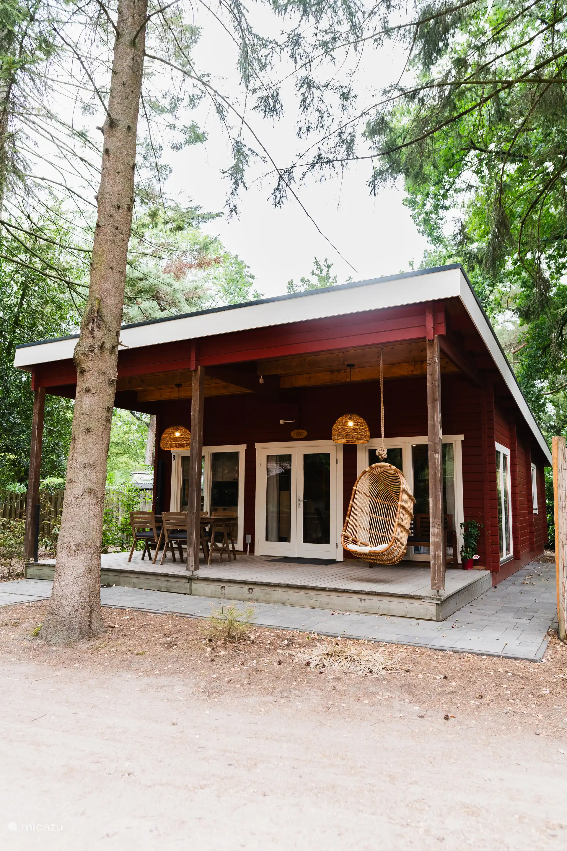 Außerhalb des Waldhauses