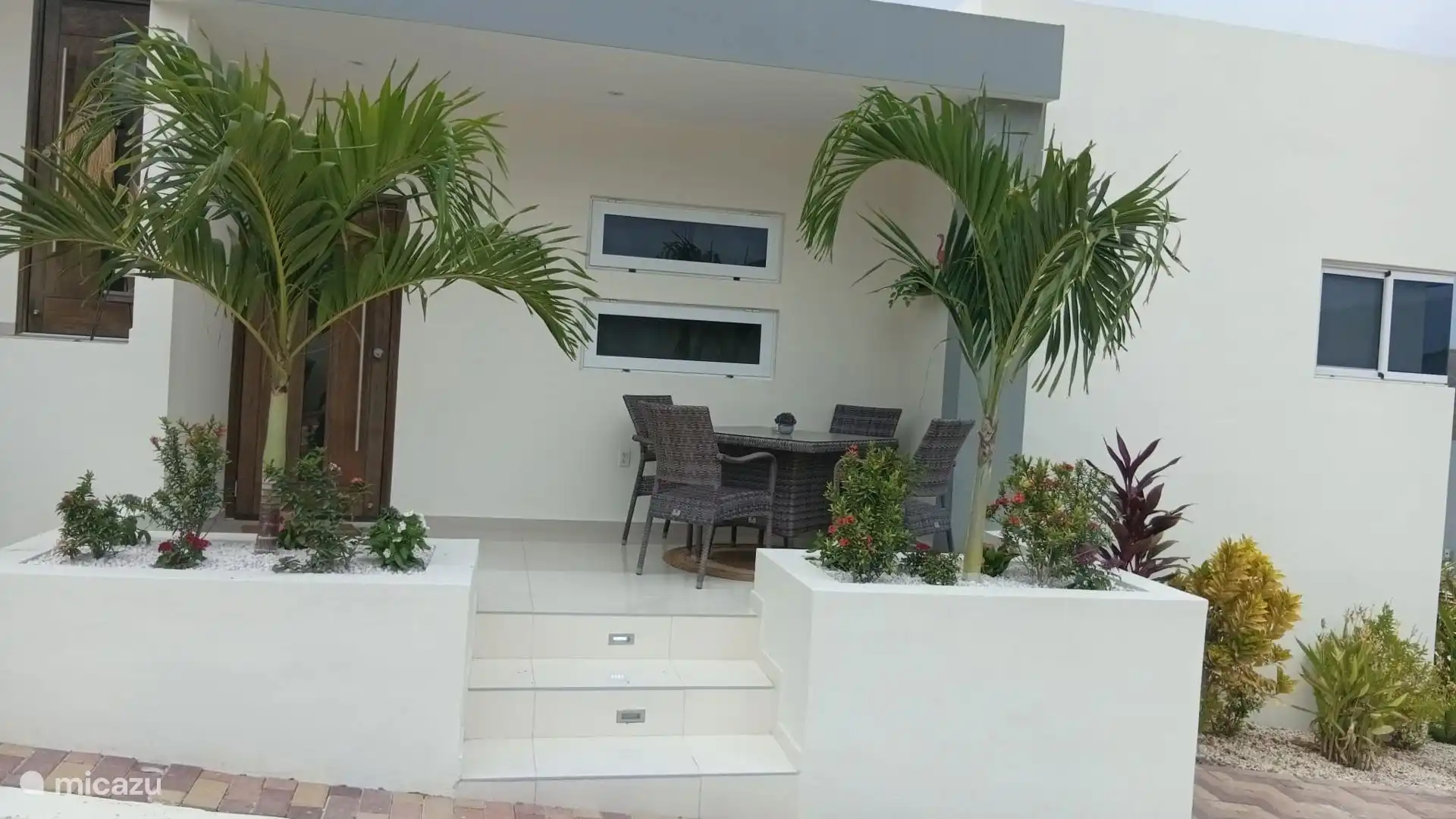 Heerlijk buitenpatio met tropische beplanting