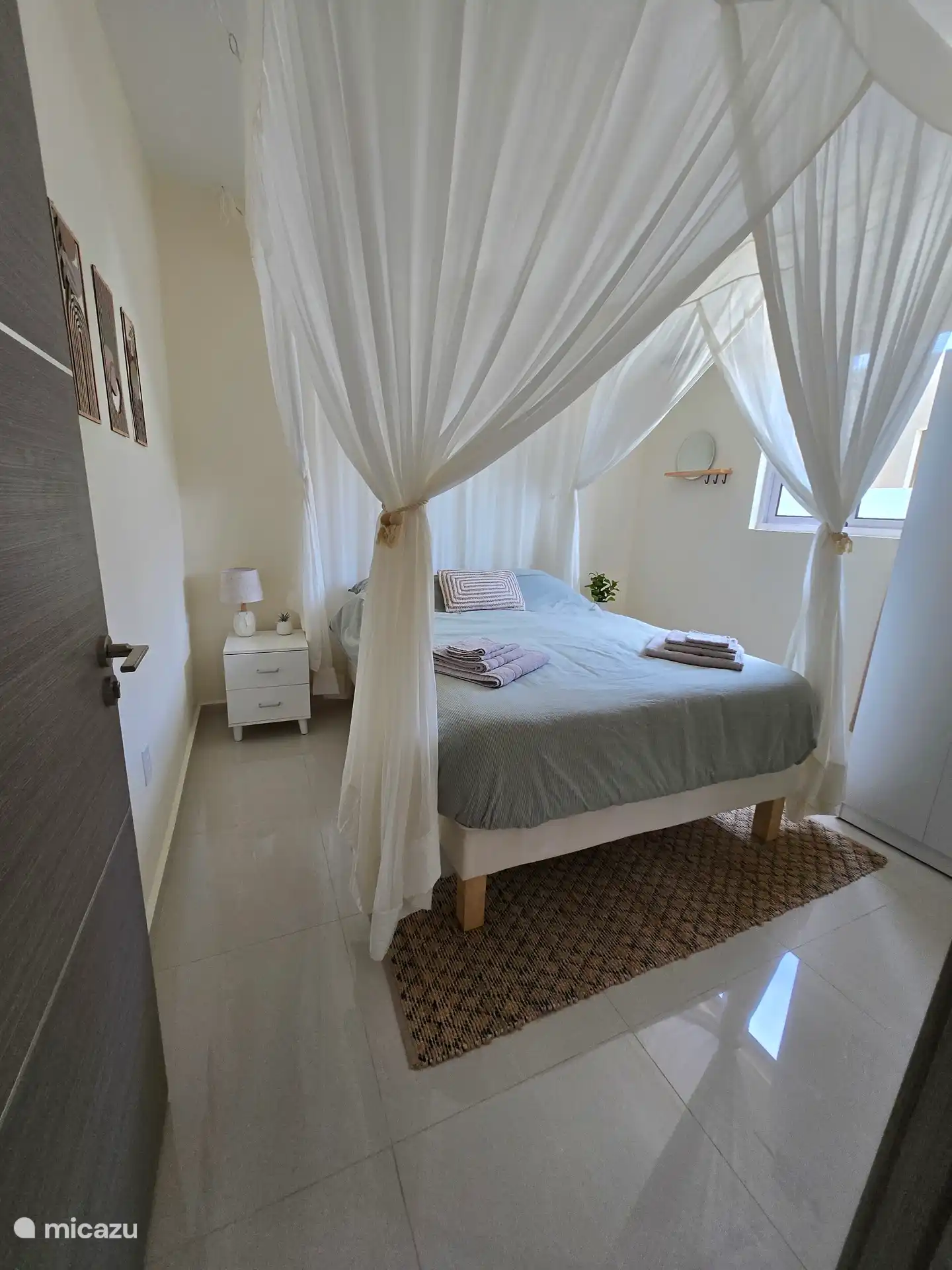 Slaapkamer voorzien van tweepersoonsbed smart tv, kluisje, make up spiegel, airconditioning 