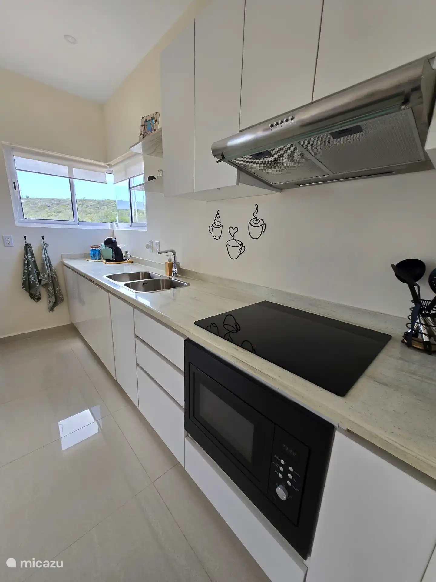 De keuken bevat een vaatwasser,
 koel/vries combinatie
Magnetron/oven
Alle benodigdheden.
Waterkoker
Dolce Gusto
Tosti ijzer